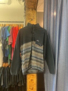 Vintage Patagonia Men’s Black Patterned Fleece Pullover